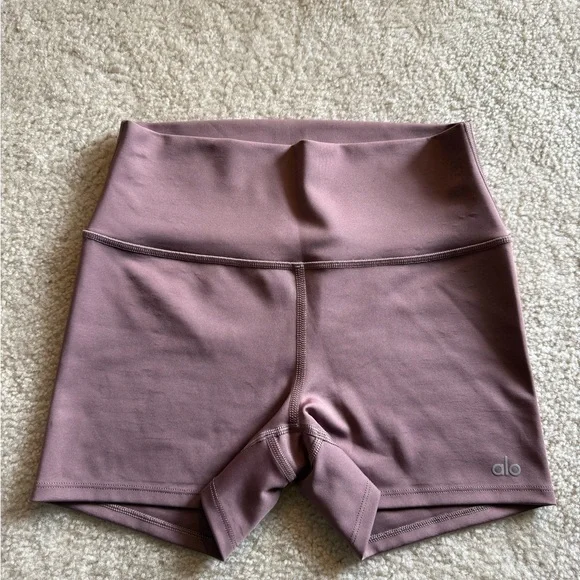 Alo Yoga 3” High Rise Airlift Short in Smoky Quartz - Picture 2 of 5